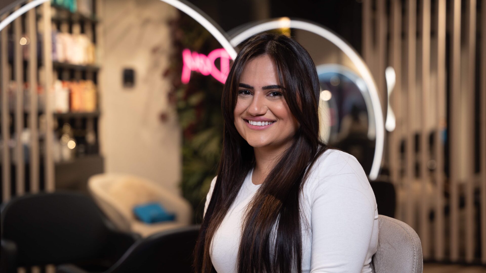 Dilara's Haarkleurspecialist zit in een stoel in een salon in Zwanenburg.