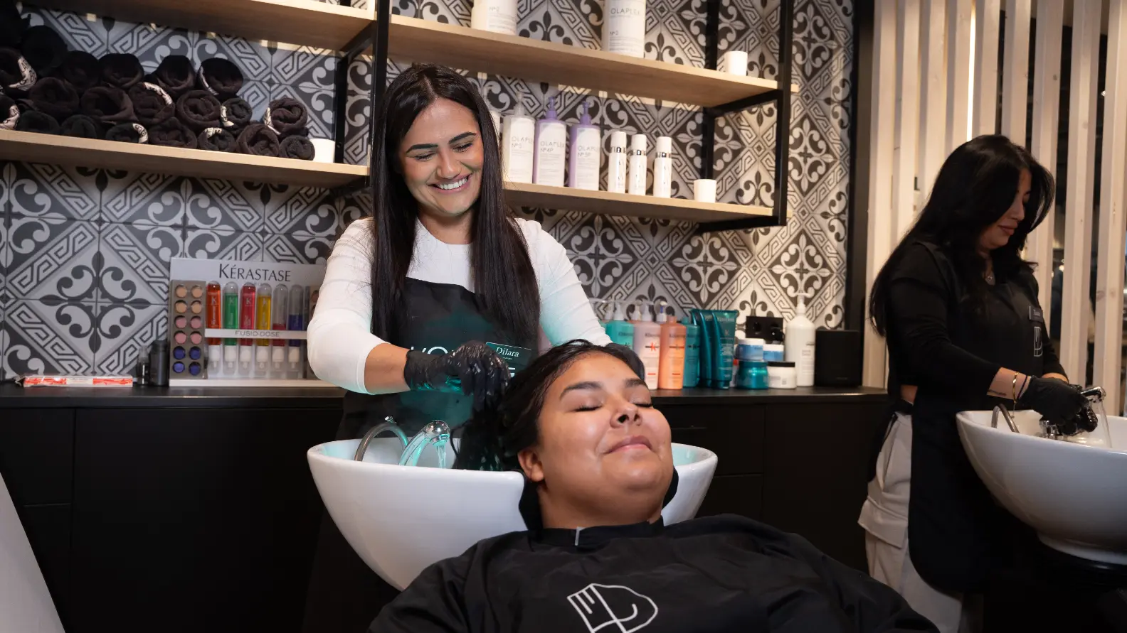 Een vrouw die een Haarbotox-behandeling ondergaat in een salon.