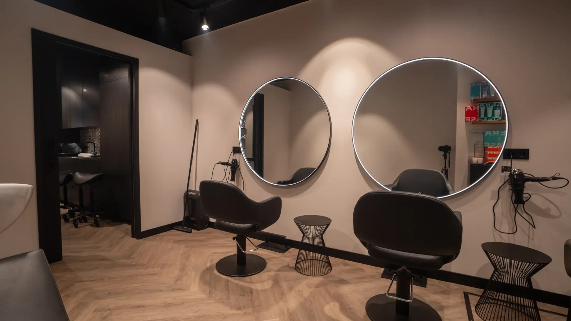Dé kleurspecialist in Zwanenburg, Amsterdam. Vind een kapsalon met spiegels en stoelen voor al uw stylingbehoeften.